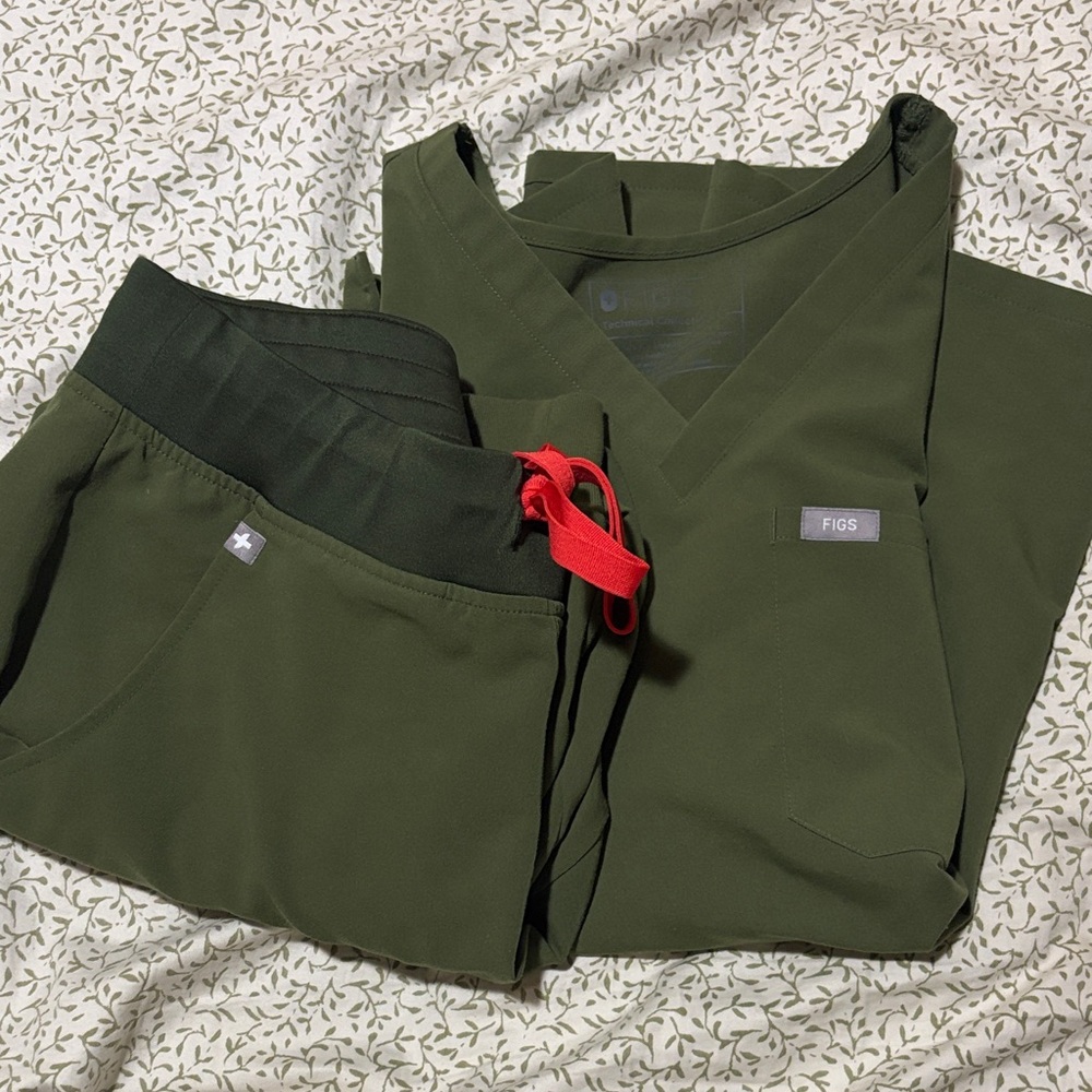 FIGS DARK OLIVE! Scrub Set
